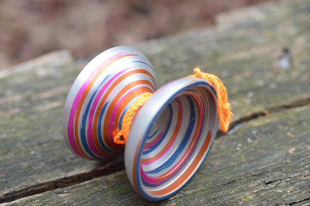 What Trick Makes The Yo-Yo Spin In Mid-Air